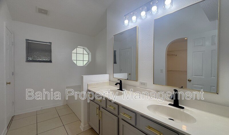 Inviting 4-bed/2-bath home in Wetherbee Lakes with no rear neighbors and a private backyard oasis! property image